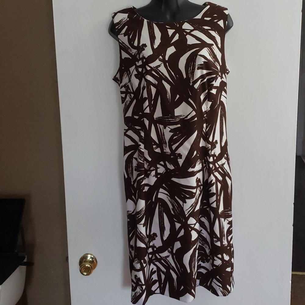Midi dress with boat neck and gorgeous pattern